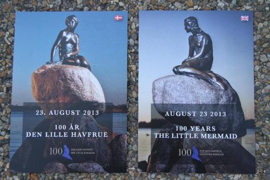 这是8月23日拍摄的丹麦邮政局发行的小美人鱼雕像百年诞辰纪念明信片。