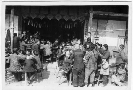 1958年12月，村民在公共食堂集体用餐的情形。