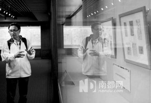 集邮家姚鸿光向南都记者介绍此次邮票展，他是这次展览的主要素材提供者。