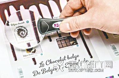 比利时发行印有巧克力图案、加入可可油制作的特制邮票。 