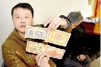 丢东西的老先生很幸运，下车时仅有他一名乘客