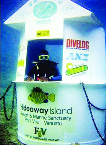 水下邮局还配有邮政信箱，潜水游客可以到这里来邮寄防水明信片，营业员给他们的明信片盖戳。水下邮局可以销售2种防水明信片，瓦努阿图邮政计划开发更多的品种。