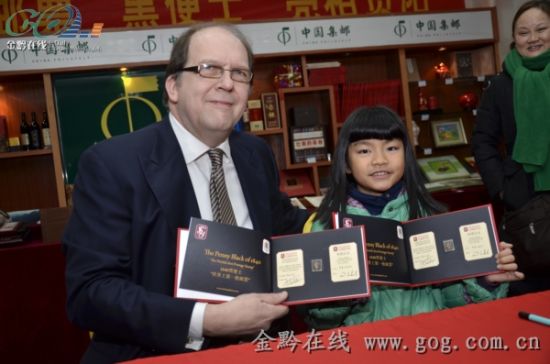 拿到AntonyGrodeckiBA的签名后，还兴高采烈的要求记者帮她照相