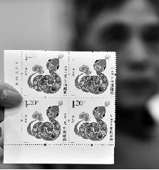 杭州集邮爱好者展示《癸巳年》生肖邮票。龙巍摄