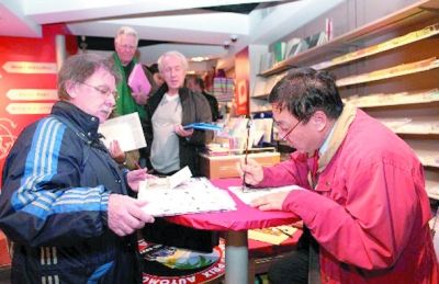 中国蛇年邮票深受法国友人喜爱       （高静）