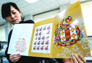 昨天，邮票公司工作人员展示生肖蛇票。《癸巳年》生肖“蛇”邮票上的蛇形象源于晋代干宝所著《搜神记》中“蛇衔明珠以报恩”的记载，它口衔宝珠，尾部化为两株灵芝，寓意吉祥体现了中国传统文化的回归。 　　本报记者 吴镝摄