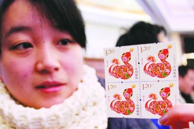 《癸巳年》蛇票图案取自“报恩蛇”。 张 可 摄