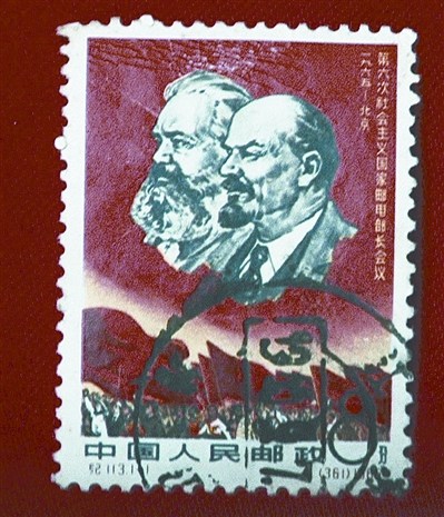 图为正版邮票（红色）与错版邮票（黄色）