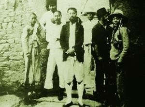 被绑架的外国人质，旁边站的就是劫匪