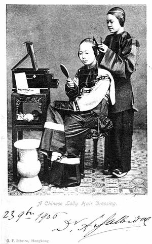 梳头的小姐和丫环